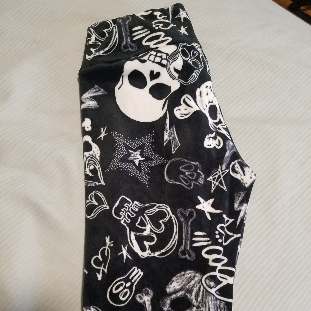 No Boundaries Soft Skull Leggings